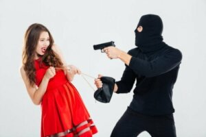 Hvad betyder det at drømme om at blive berøvet?