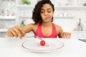 Forstyrret spisning og spiseforstyrrelser: Hvad er forskellen?
