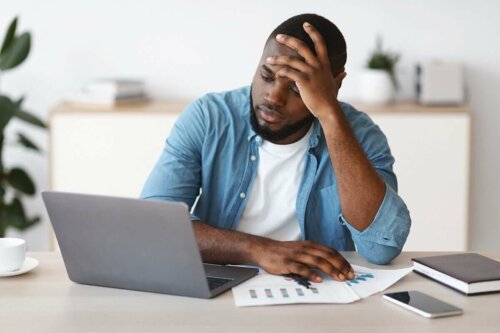 Stresset mand ved computer