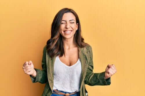 Succesfuld kvinde smiler