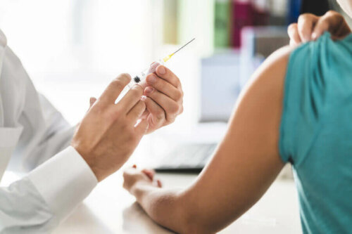 Læge giver vaccine