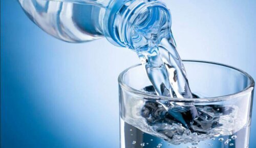 Man bør drikke vand for at tømme maven og undgå oppustethed