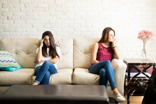 Frustrerede veninder i sofa