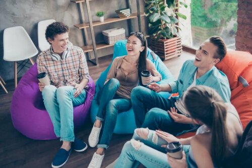 En gruppe venner griner sammen