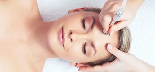 Kvinde får udført ansigtsbehandling