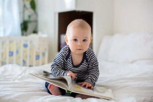 Baby med en bog