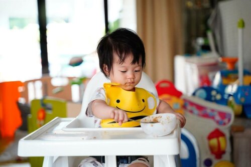 Baby spiser selv med metoden baby led weaning