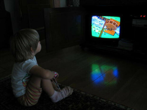 Barn udfører binge watching i mørke