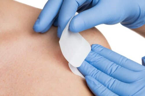 Læge undersøger for epidermolysis bullosa