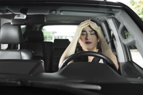 Frustreret kvinde i bil
