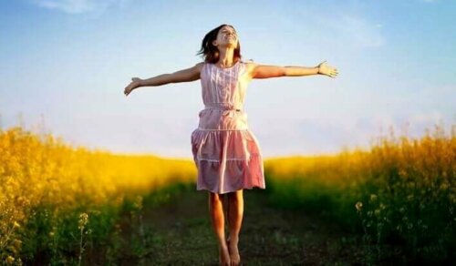 Glad kvinde på en blomstereng