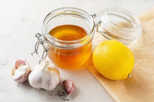 Honning, citron og hvidløg til at bekæmpe tarmparasitter