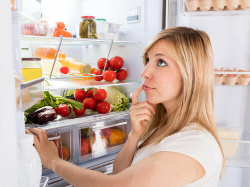 Kvinde ser i køleskab