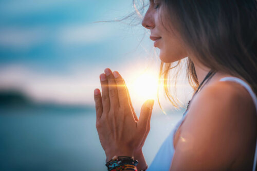Kvinde mediterer for at lære at være tålmodig