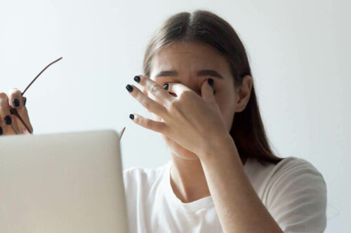 Kvinde klør sig i øjnene