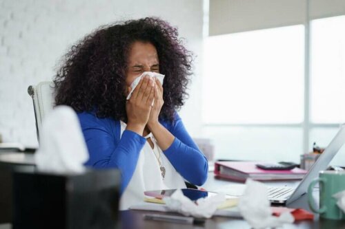 Kvinde, der pudser næse, er ofte syg