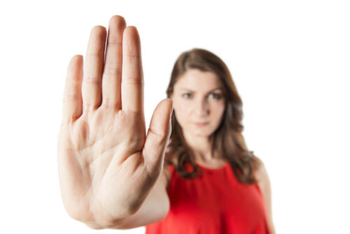 En kvinde siger stop