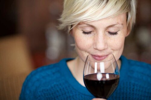 Kvinde dufter til rødvin