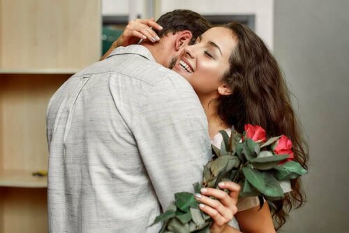 Mand giver blomster til kvinde som eksempel på, hvordan du kan forføre din partner