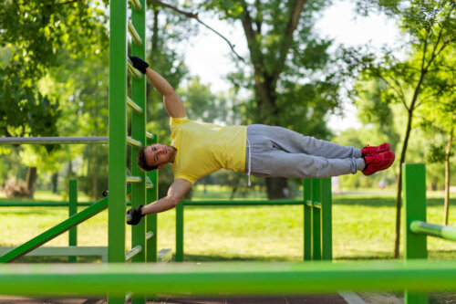 Mand laver en avanceret version af dragon flag