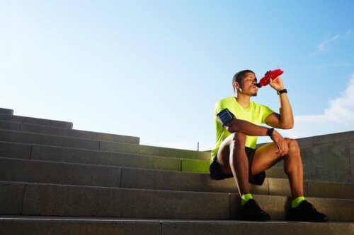 Mand drikker vand for at undgå dehydrering under træning