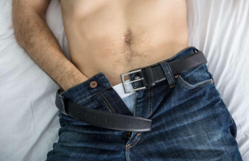 Mand med hånden i bukserne oplever kompulsiv onani