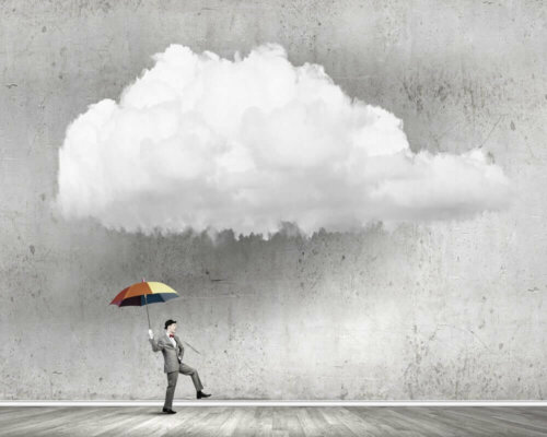 Mand med paraply under sky
