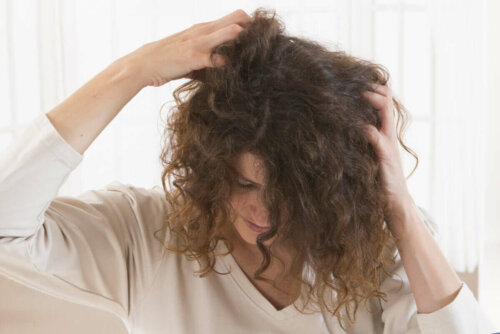 Kvinde masserer hår for at reducere hårtab under amning