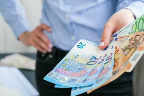 Penge i hånd symboliserer ejerskabseffekten