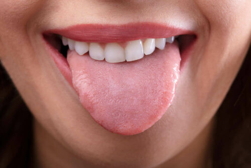 Kvinde med tunge ud af munden