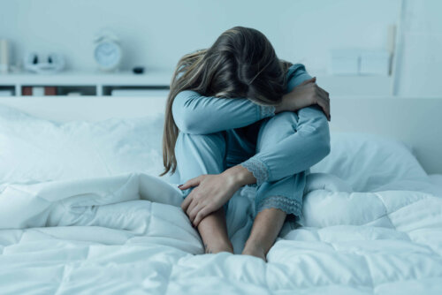 Ulykkelig kvinde i seng, fordi kærligheden er for stram