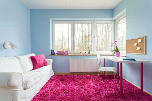 Værelse med lyserødt tæppe