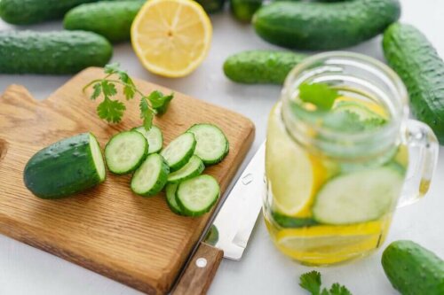 Vand med agurk og citron