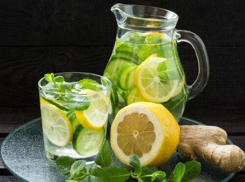 Lækker vand med agurk og citron