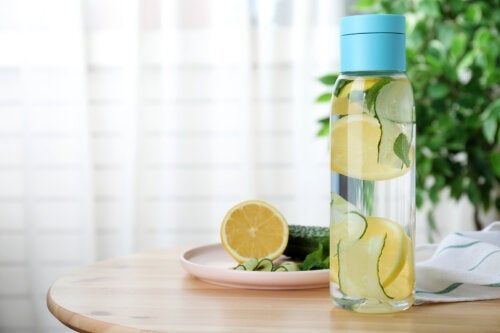 Årsager til, at du bør drikke vand med agurk og citron