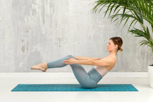 Kvinde dyrker yoga
