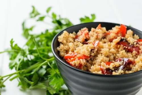 Salat af ristede grøntsager med quinoa