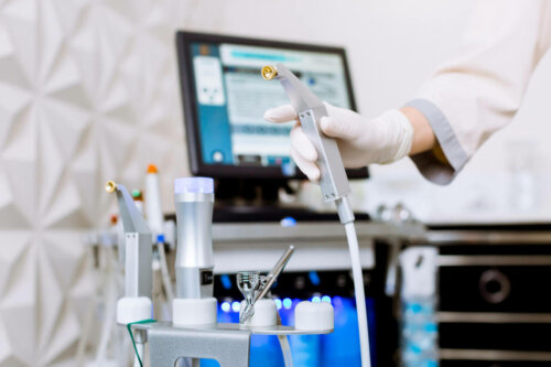 Udstyr til behandling af lukkede komedoner