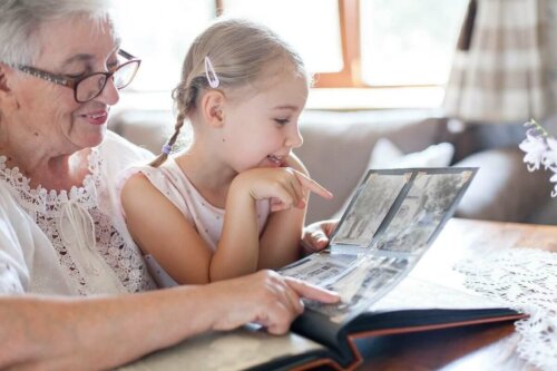 Barnebarn ser på billeder med sin bedstemor