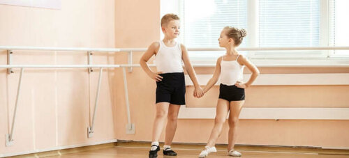 To børn til ballet som eksempel på, at nogle børn leger som det andet køn