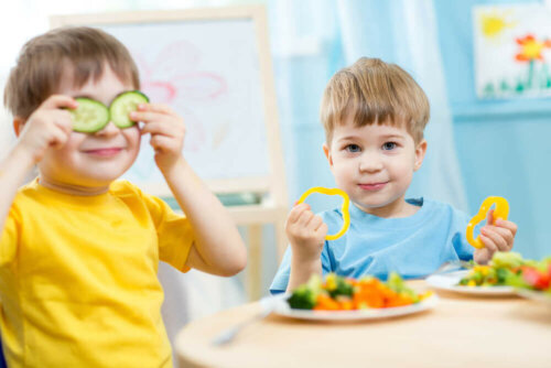 To børn spiser sundt for at forebygge fedme hos børn