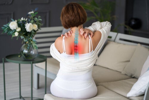 Smerter mellem skulderbladene: Symptomer og behandlinger