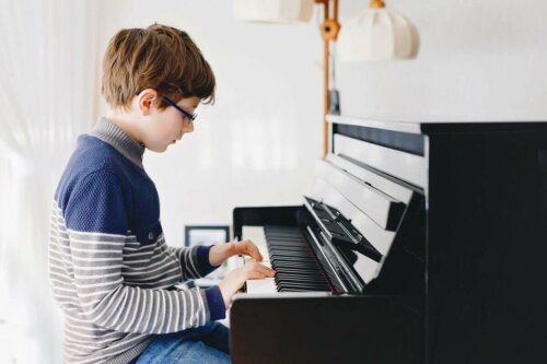 Dreng spiller klaver