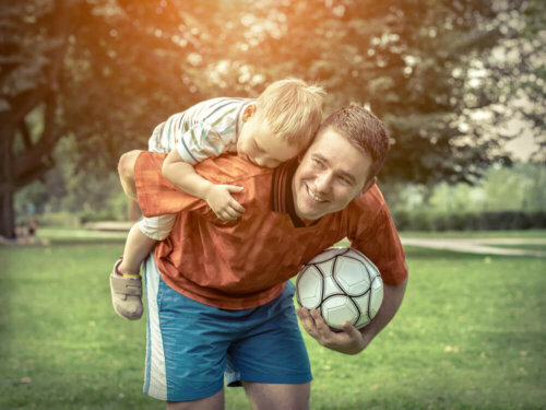 Far og søn spiller fodbold som en del af at forebygge fedme hos børn