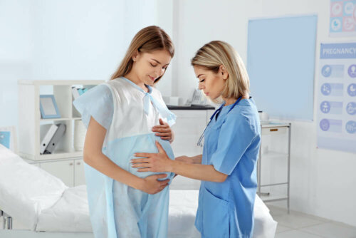 Gravid kvinde tjekkes af jordemoder