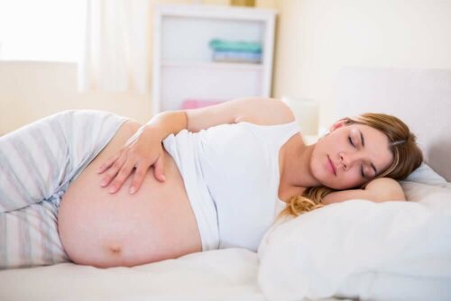 Gravid kvinde sover