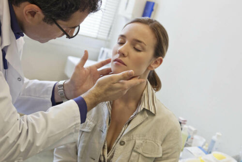 Læge tjekker for hævede lymfeknuder
