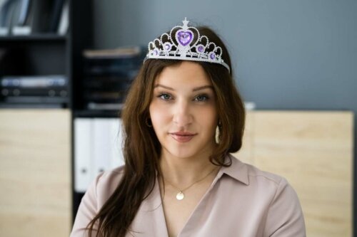 Kvinde med prinsessekrone på