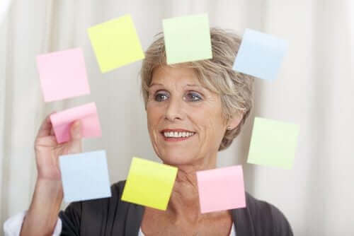 Kvinde sætter noter op for at bekæmpe kemohjerne