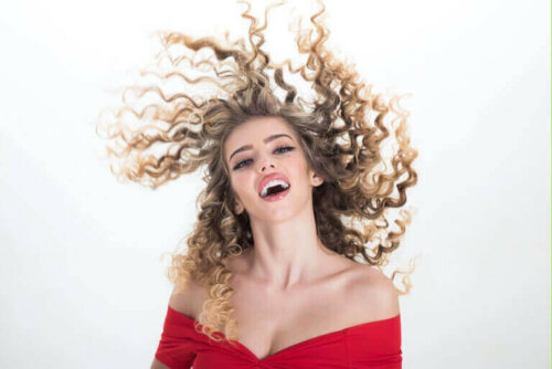 Kvinde svinger med sine krøller i luften
